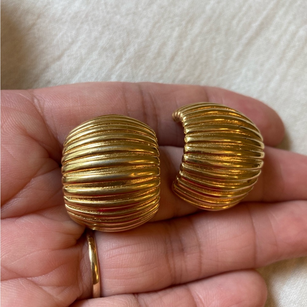 Gold Tone‎ Ribbed Vintage Clip on Earrings - Picture 6 of 6